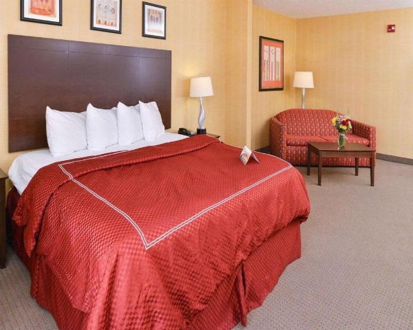 Quality Suites Stratford image 10