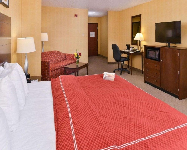 Quality Suites Stratford image 11