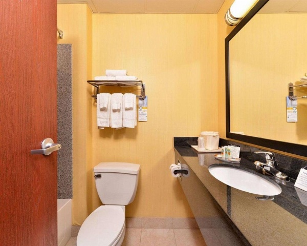 Quality Suites Stratford image 15