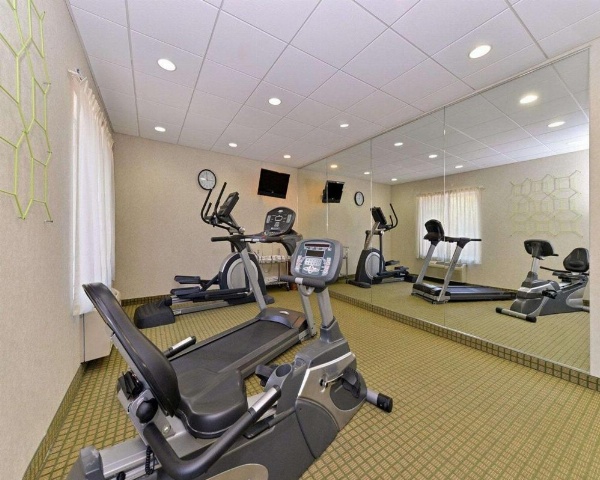 Quality Suites Stratford image 21