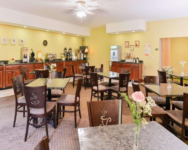 Quality Suites Stratford image 28