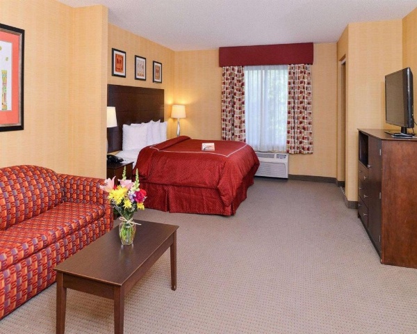 Quality Suites Stratford image 9